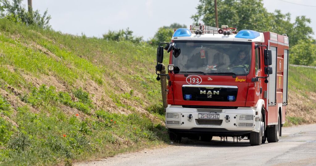 U Istri izbio veliki požar: Gase ga kanaderi, na terenu 50 vatrogasaca, vjetar radi probleme