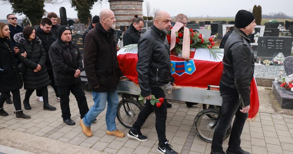 FOTO Bol i tugu obitelj, prijatelji i kolege glazbenici nisu mogli sakriti dok su se opraštali od Slavena Živanovića Žiže